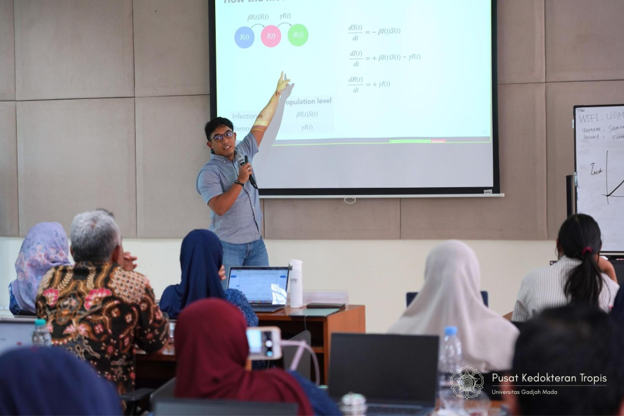 Bimandra A. Djaafara, Ph.D (NUS) memaparkan materi workshop Infectious Disease Modelling kepada para peserta.